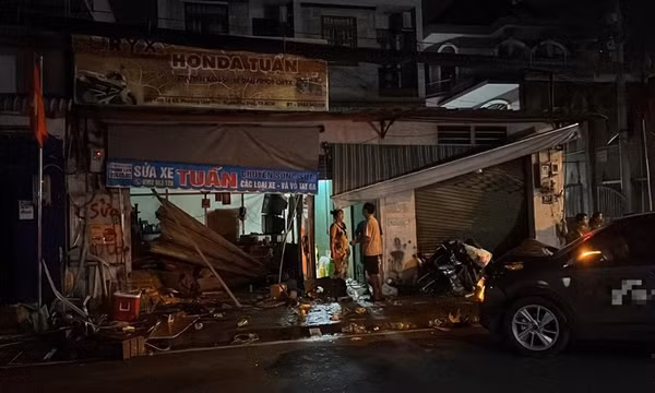 Ô tô lao vào hai nhà dân, hai người bị thương nặng