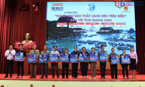 Chương trình “Cùng ngư dân thắp sáng đèn trên biển” tại đặc khu Vân Đồn