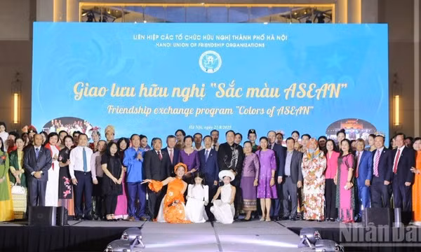 Giao lưu hữu nghị “Sắc màu ASEAN”