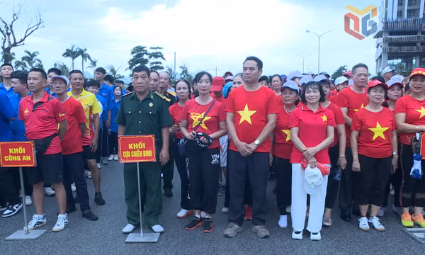1.500 người hưởng ứng chương trình chạy bộ “Tiến bước dưới cờ Đảng”