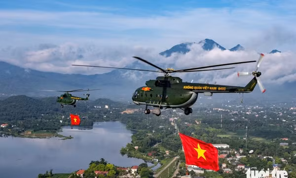 Trực thăng bay huấn luyện đội hình treo cờ Đảng, cờ Tổ quốc