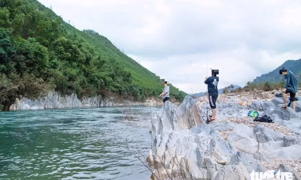 Hai sinh viên mất tích khi tắm suối ở Đà Nẵng