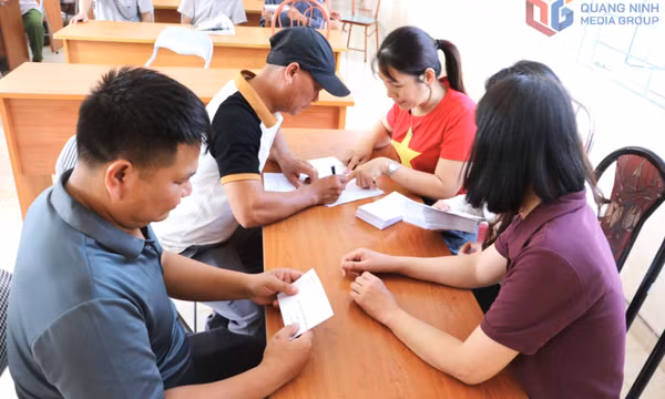 Vân Đồn trao tặng quà của Chính phủ cho người dân nhân kỷ niệm 80 năm Cách mạng Tháng 8 và Quốc khánh 2/9