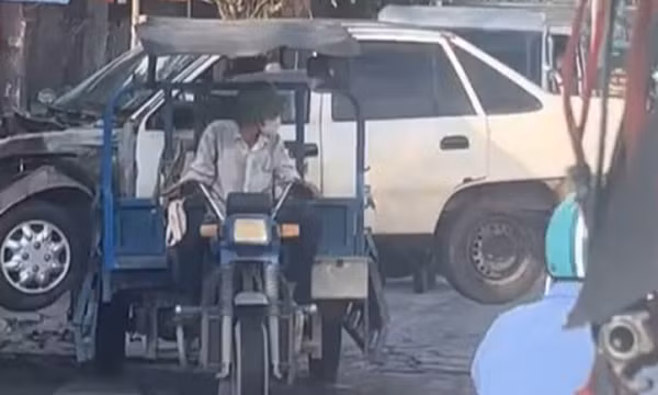 Chạy xe ba gác chở 'xác' ô tô, người đàn ông ở TP.HCM bị phạt