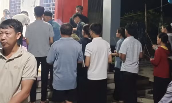 Sửa mái tôn chống bão số 5, người đàn ông ở Nghệ An bị điện giật tử vong