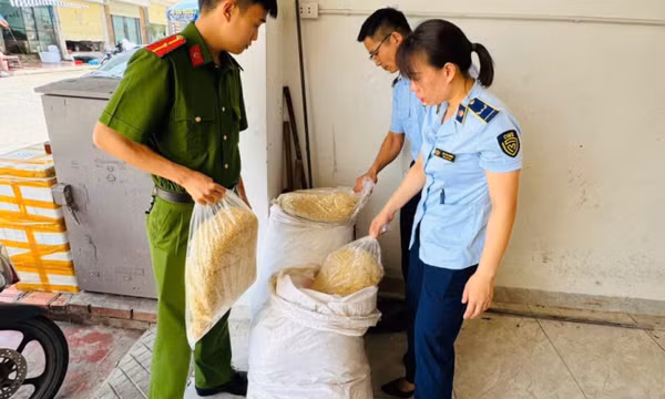 Công an phường Bãi Cháy phát hiện 100 kg ruốc gà không rõ nguồn gốc