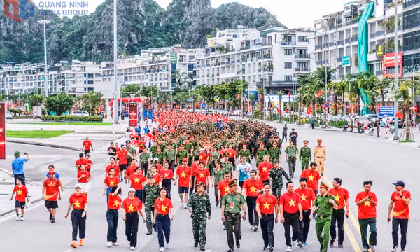 Bừng sáng sắc đỏ ngày hội "Cùng Việt Nam tiến bước"