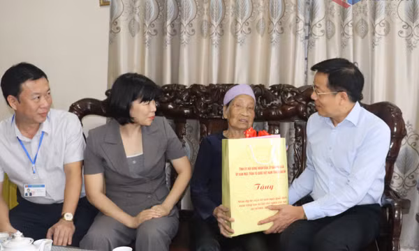 Chủ tịch Ủy ban MTTQ tỉnh thăm, tặng quà Mẹ Việt Nam Anh hùng và Nghệ nhân nhân dân 
