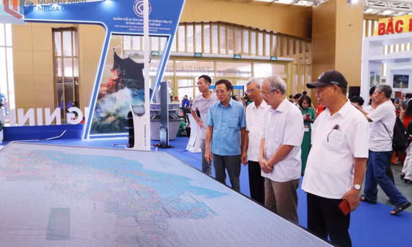 Các đồng chí nguyên lãnh đạo tỉnh tham quan Triển lãm thành tựu đất nước 