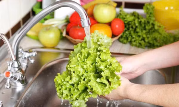 Có phải ngâm rau càng lâu, rau càng sạch?