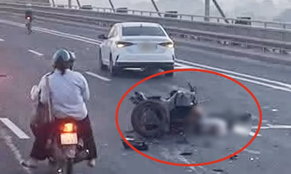 Một nam giới tử vong cạnh xe môtô phân khối lớn trên cầu Nhật Tân