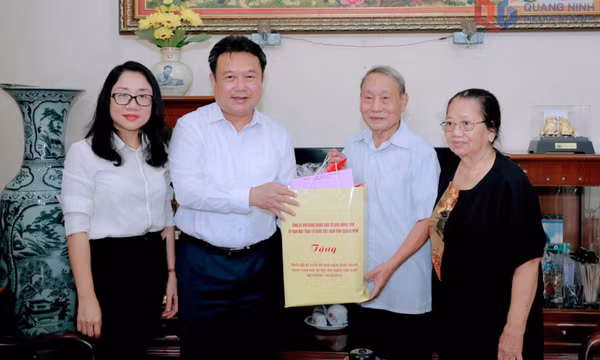 Chủ nhiệm Uỷ ban Kiểm tra Tỉnh uỷ thăm, tặng quà Anh hùng Lao động, Nhà giáo Nhân dân