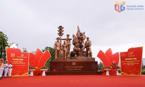 Khánh thành công trình Tượng đài “Công an Nhân dân vì dân phục vụ”