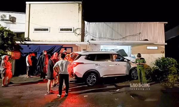 Một ôtô con lao vào nhà dân ở Huế trong đêm