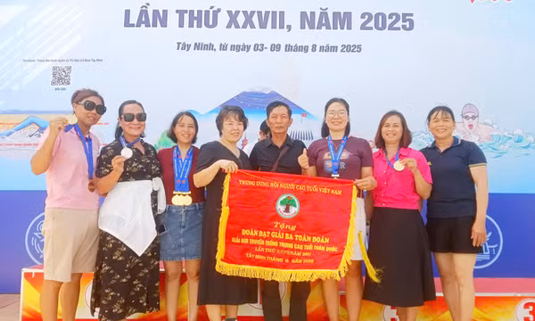 Quảng Ninh giành hạng Ba toàn đoàn Giải Bơi truyền thống trung cao tuổi toàn quốc 2025
