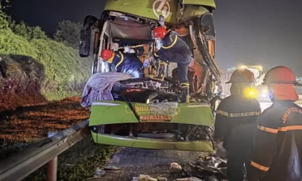 Tai nạn trên cao tốc Nội Bài - Lào Cai, tài xế xe khách tử vong