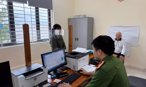 Tập trung hoàn thành cấp đổi thẻ đảng viên