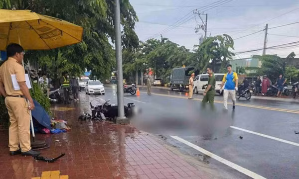 Nam thanh niên tử vong gần cột đèn chiếu sáng sau va chạm mạnh