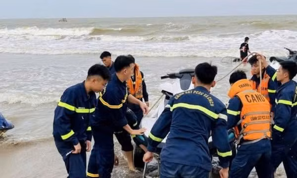 Khẩn trương tìm kiếm 2 cháu bé mất tích khi đi tắm biển