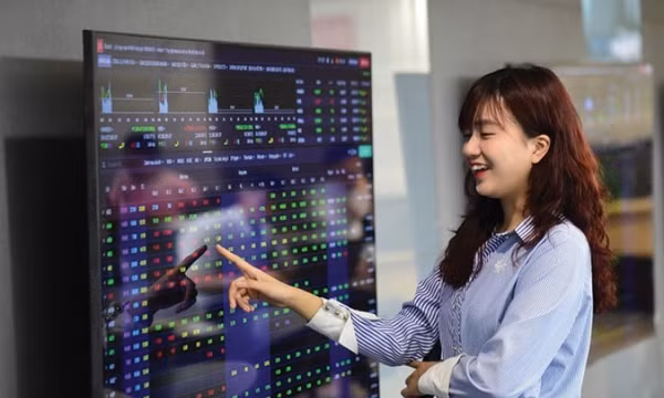 Chứng khoán lần đầu tiên đạt ngưỡng lịch sử 1.600 điểm