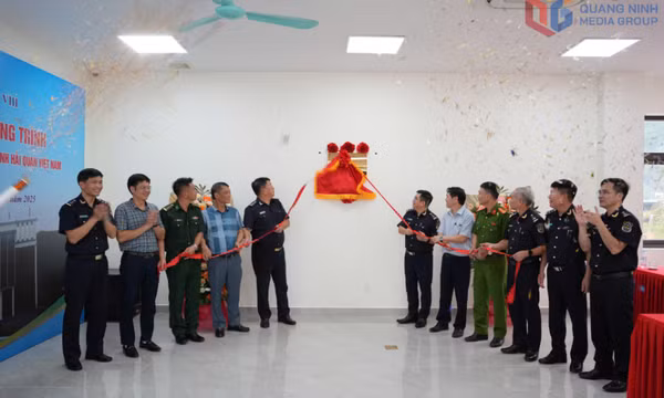 Gắn biển công trình chào mừng kỷ niệm 80 năm Ngày truyền thống Hải quan Việt Nam