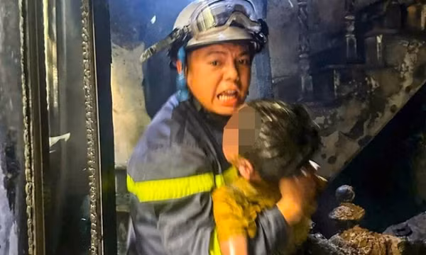 Giải cứu 3 người kẹt trong ngôi nhà đang cháy to, cảnh sát bế em nhỏ thoát nạn