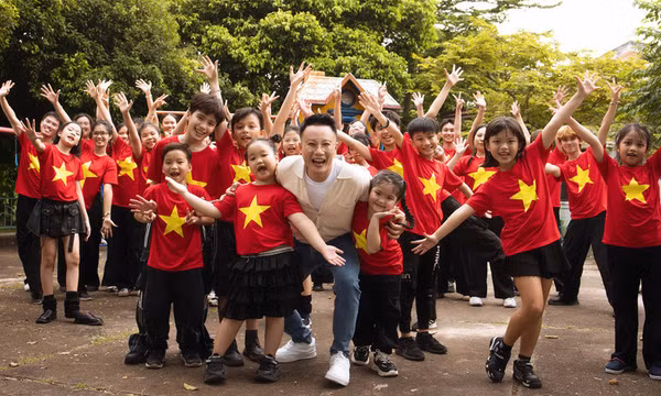 Ca sĩ Hoàng Bách ra mắt MV “Yêu nụ cười Việt Nam”