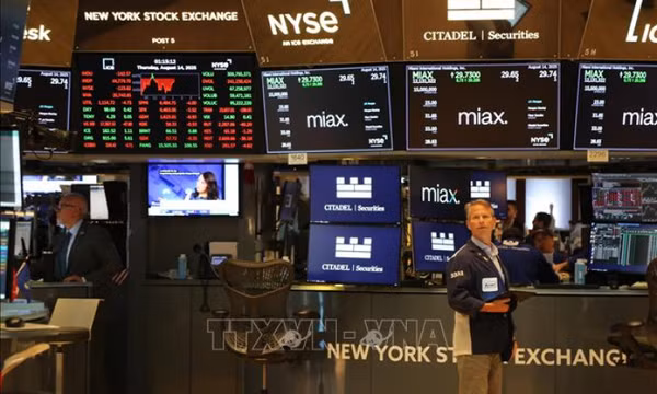 Chứng khoán Mỹ lập kỷ lục mới nhờ GDP tăng mạnh và kỳ vọng Fed, hạ lãi suất