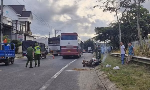 Xe máy va chạm với xe khách trên Quốc lộ 20, một người tử vong tại chỗ