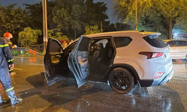 Ô tô 7 chỗ bốc cháy trong cơn mưa lớn ở TPHCM
