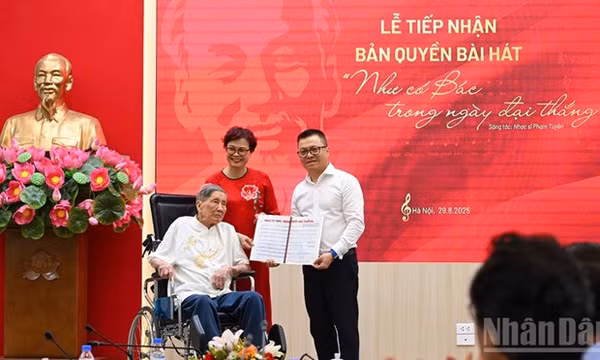 Nhạc sĩ Phạm Tuyên trao tặng ca khúc “Như có Bác trong ngày đại thắng” cho Báo Nhân Dân