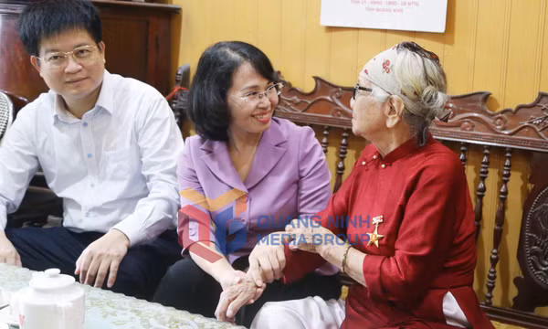 Đồng chí Trịnh Thị Minh Thanh Phó Bí thư Thường trực Tỉnh ủy, Chủ tịch HĐND tỉnh thăm, tặng quà dịp Quốc khánh 2/9, tháng 8-2025