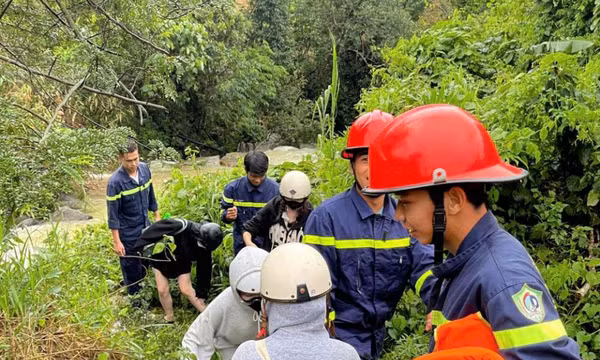 Giải cứu 4 nữ sinh mắc kẹt ở suối Mơ khi nước lũ bất ngờ đổ về