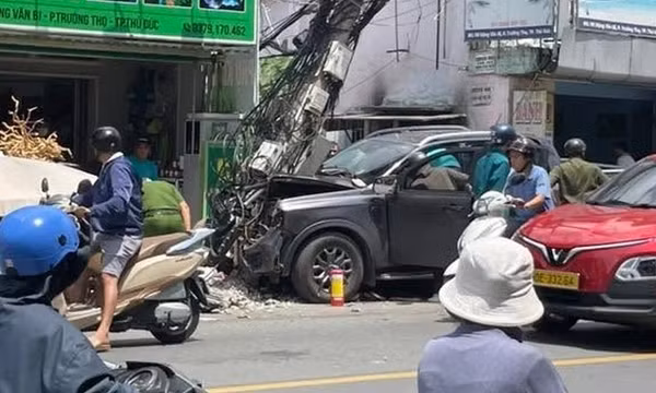 Xe bán tải mất lái tông gãy cột điện ở phường Thủ Đức, nghi do tài xế đột tử