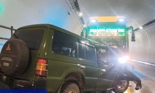 Xe khách va chạm xe con trong hầm Đèo Ngang, 2 người tử vong