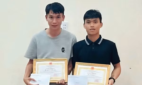 Khen thưởng 2 thanh niên nhảy sông cứu người tự tử rồi lặng lẽ về nhà