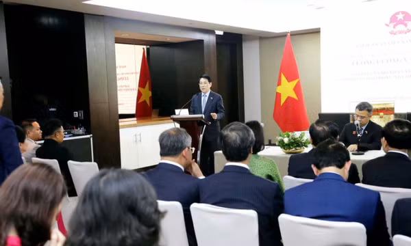 Chủ tịch nước Lương Cường gặp gỡ cán bộ, nhân viên Đại sứ quán và cộng đồng người Việt Nam tại Angola
