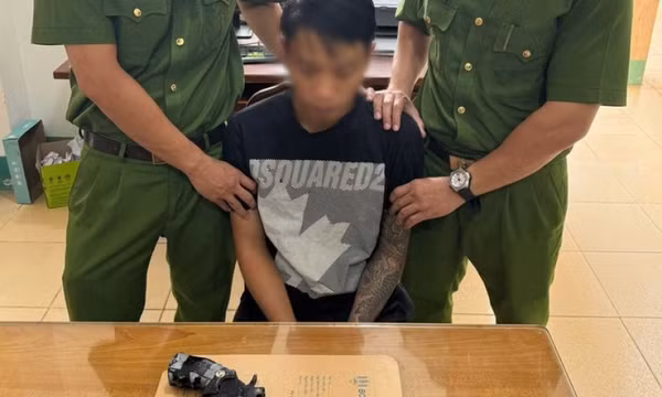 Bắt người trốn thi hành án tù, thu súng đạn trong phòng ngủ