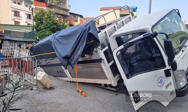 Xuất hiện hố sụt lún lớn ở Hà Nội, ôtô tải suýt bị "nuốt chửng"