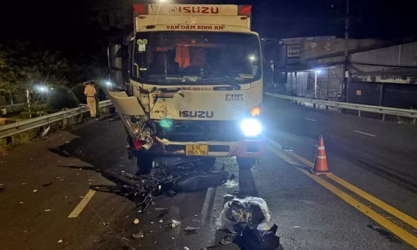 Xe tải đông lạnh va chạm xe máy trên quốc lộ, 1 người chết, 1 người bị thương