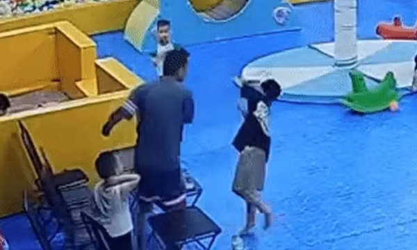 Bé 8 tuổi bị tát 'ù tai' vì ném bóng trúng bạn, người mẹ đã trình báo công an