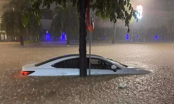 Thủ tướng yêu cầu tiếp cận bằng được những nơi ngập sâu, cứu trợ lương thực cho dân
