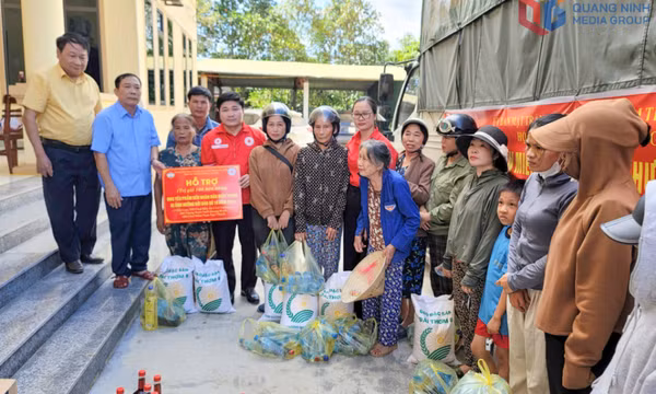Quảng Ninh: Trao 16 tấn nhu yếu phẩm hỗ trợ người dân Nghệ An, Thanh Hóa bị thiệt hại do bão số 10