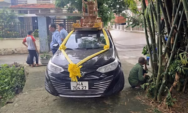 Ô tô lao vào đoàn đưa tang khiến cụ bà ở Hải Phòng tử vong