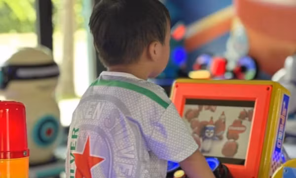 5 hoạt động cha mẹ nên khuyến khích trẻ nhỏ tham gia khi trời sang Thu
