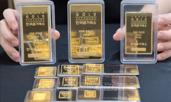 Giá vàng lần đầu tiên vượt ngưỡng 4.000 USD/ounce