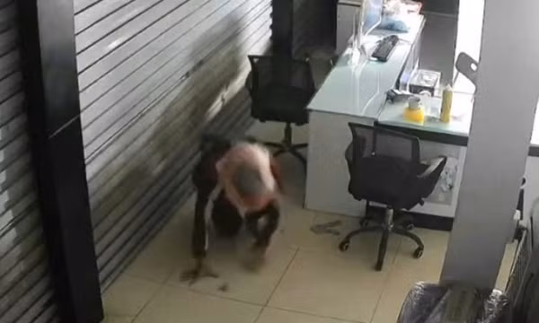 Kẻ trộm bịt mặt từ trần nhà đột nhập cửa hàng, lấy nhiều điện thoại
