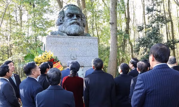 Tổng Bí thư Tô Lâm viếng mộ Karl Marx tại nghĩa trang Highgate, London