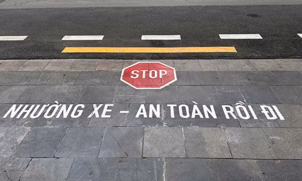 Thí điểm sơn khẩu hiệu kèm biển báo mà cả xe ưu tiên cũng phải dừng