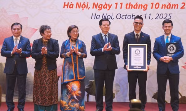 Tranh sơn mài ‘Bác Hồ đọc Tuyên ngôn Độc lập’ của Chu Nhật Quang nhận kỷ lục thế giới